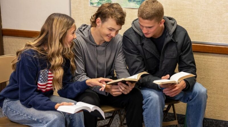 Alunos do Seminário e Instituto recebem convite do Presidente Oaks