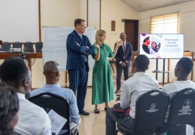 Élder Gilbert testifica de Cristo em primeira visita apostólica à África Ocidental