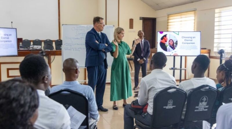 Élder Gilbert testifica de Cristo em primeira visita apostólica à África Ocidental